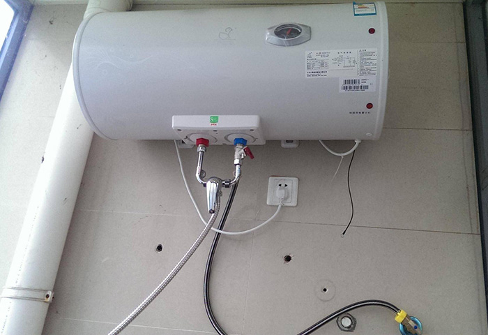 電熱水器與燃?xì)鉄崴鞯睦?jpg